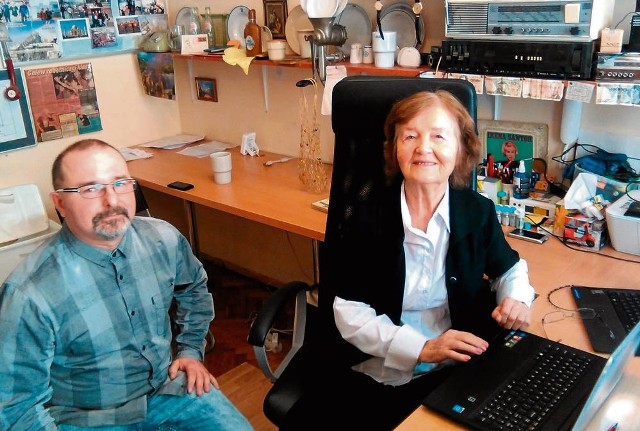 Adam Mróz i Irena Koniusz podczas nauki obsługi komputera