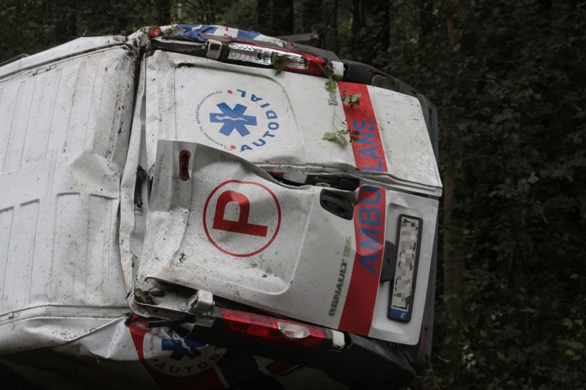 Wypadek karetki transportowej w gminie Przytyk. Nie żyje 80-letni pacjent przewożony na dializy