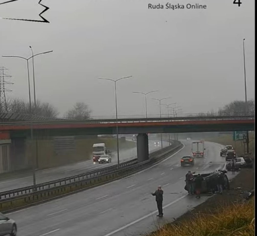 Wypadek na DTŚ w Rudzie Śląskiej. Zderzyły się dwa samochody. Poważne utrudnienia na trasie w kierunku Gliwic 