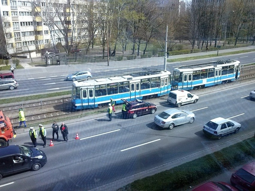 Wrocław: Tramwaj wypadł z szyn na ul. Legnickiej. Były utrudnienia w ruchu (ZDJĘCIA)