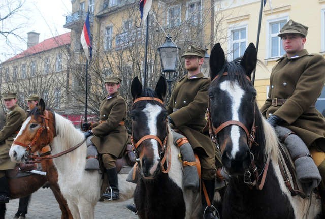 Coraz atrakcyjniejsza oprawa tego typu uroczystości przyciąga wiele osób, które wcześniej nie interesowały się historią