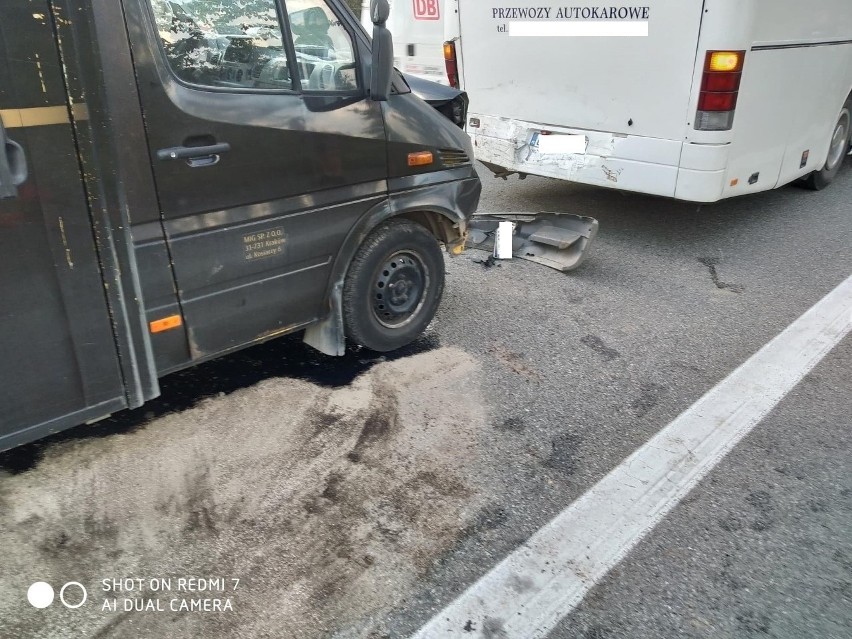 Zakopianka. Kraksa z udziałem sześciu samochodów i autokaru