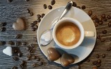 To najgorsze dodatki do kawy. Przez nie kawa staje się szkodliwa. Czy kawa ze śmietanką jest zdrowa, a słodziki to lepszy wybór niż cukier?