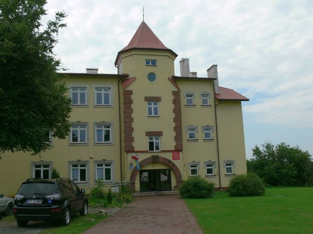 Ze względu na małą liczbę  uczniów i atrakcyjne położenie (widok ze skarpy na Jezioro Tarnobrzeskie), co rusz pojawiają się pogłoski o zamiarze likwidacji  szkoły  i przeznaczeniu budynku na cele hotelowe.