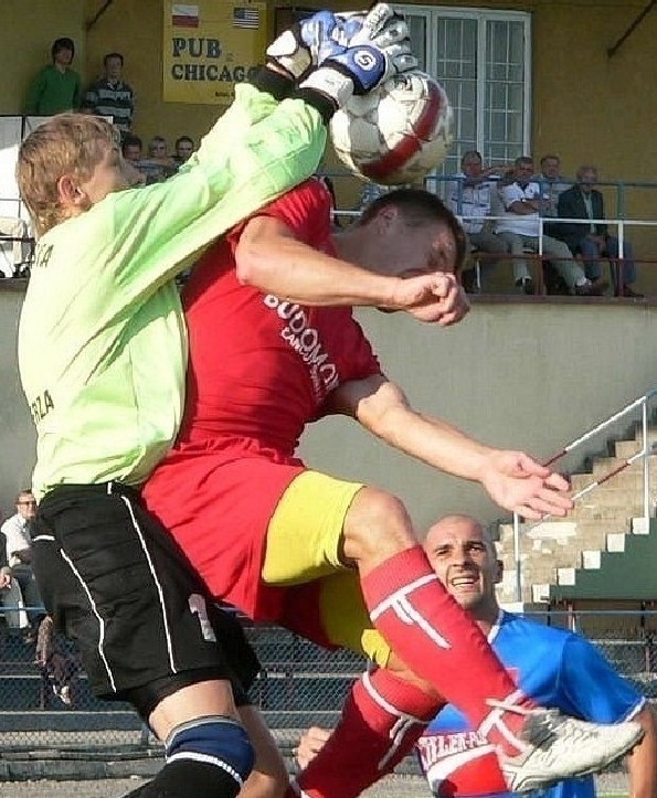 Bramkarz Damian Pałaszewski strzelił jedną z bramek w kazimierskich derbach Rafis - Mlek-Pol.