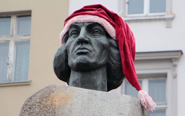 W samo południe na placu Miłośników Astronomii, w dniu imienin Mikołaja ,oddano hołd Kopernikowi. Złożono kwiaty i zapalono znicze a po wspólnej fotce obecnych poczęstowano okolicznościowym tortem..