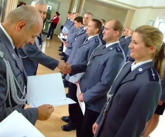 Awanse wręczał generał Bogdan Klimek, komendant wojewódzki policji w Opolu.