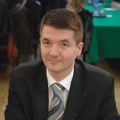 Paweł Leszczyński. Ma 32 lat. Jest doktorem, pracuje w Państwowej Wyższej Szkole Zawodowej na stanowisku zastępcy dyrektora Instytutu Administracji, specjalizuje się w prawie administracyjnym.