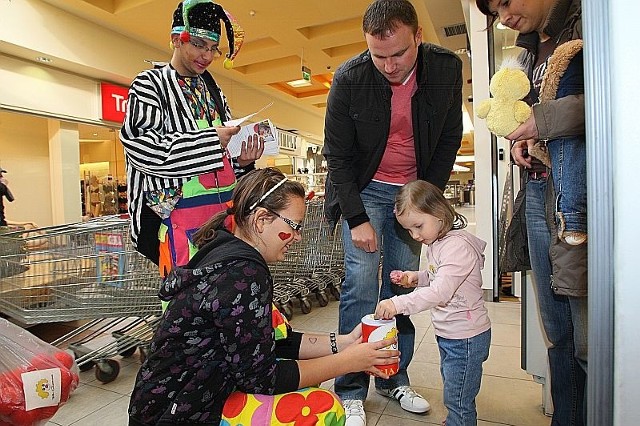 Pieniążki na prezenty mikołajkowe dla chorych dzieci podarowała mała Marta Kupczewska z Kielc.