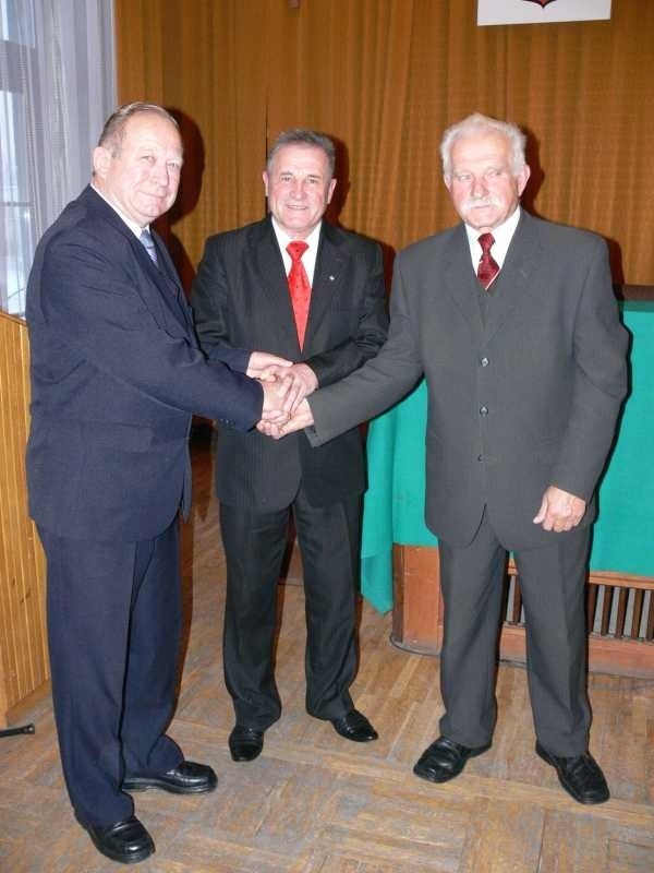 Andrzej Dąbrowski (w środku), Adolf Walkowiak i Zdzisław Ślusarczyk (z lewej) będą prowadzić prace skarżyskiej rady miejskiej.