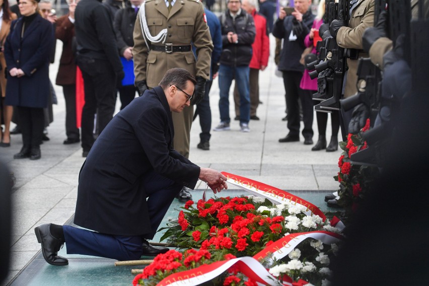 Apel Pamięci przed Pałacem Prezydenckim. Obchody 13. rocznicy katastrofy smoleńskiej z udziałem najważniejszych polityków