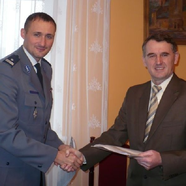Komendant Jakub Wawrzyniak i burmistrz Kruszwicy Tadeusz Gawrysiak po podpisaniu umowy