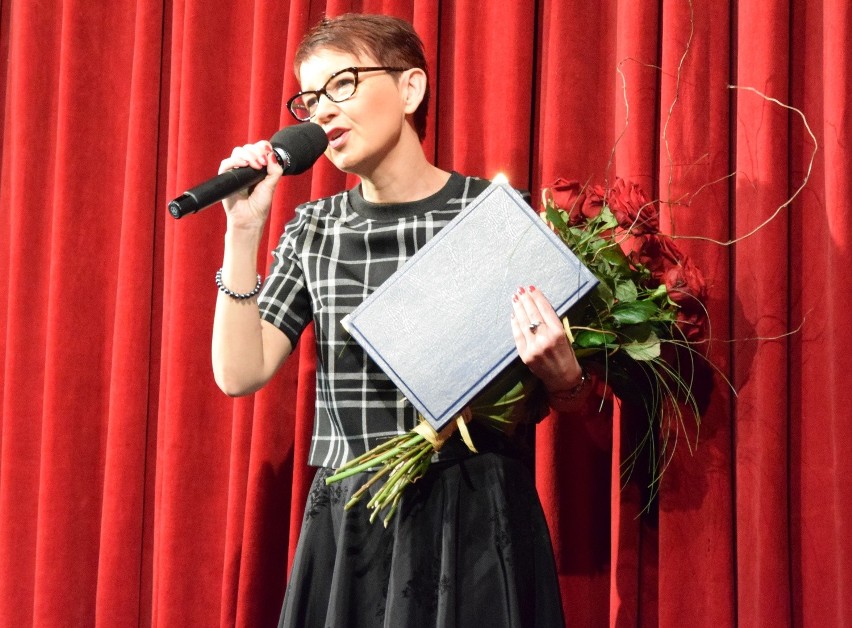 Anna Janosz, dyrektor CK Teatr w Grudziądzu odebrała kwiaty,...