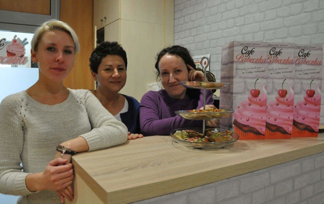 - Zapraszamy do naszej kawiarni, gdzie można zjeść pyszne babeczki i spotkać miłe babeczki - zapraszają (na zdjęciu od lewej): Anna Banachowicz, Iwona Kalina i Joanna Gawrońska-Cieliszak.
