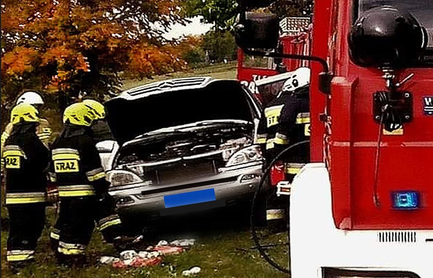 Osobowy mercedes zapalił się podczas jazdy przez Jasienną. Na pomoc ruszyli strażacy