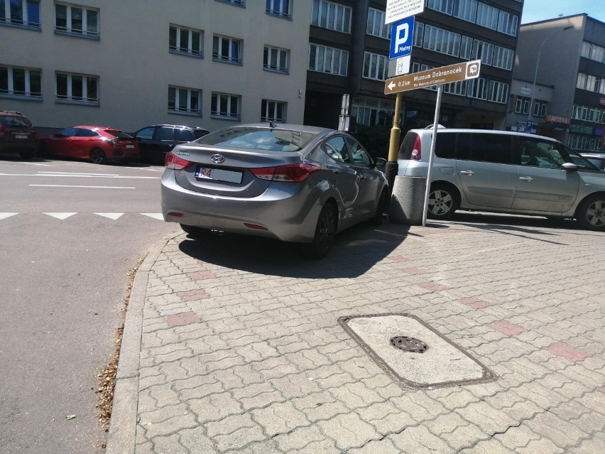 Kierowcy unikając opłat postojowych parkują auta w...