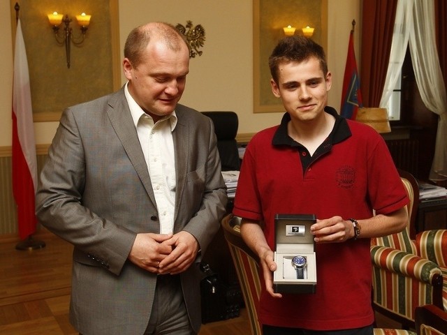 Piotr Mazurski otrzymuje od prezydenta Piotra Krzystka wodoszczelny zegarek, jako nagrodę za odwagę i nietuzinkowe zachowanie się wobec tonącej kobiety.