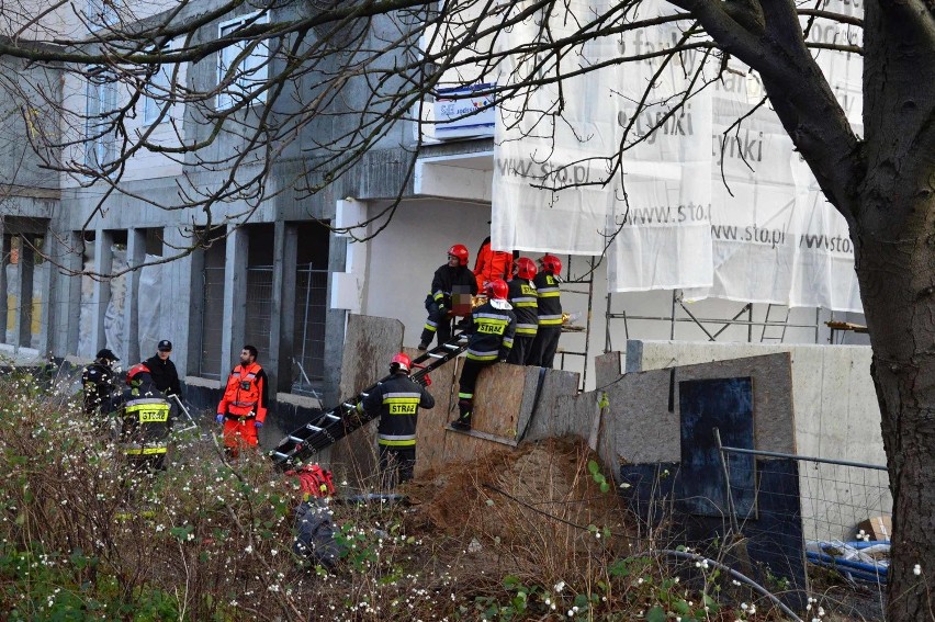 Do zdarzenia doszło po godzinie 15. Z rusztowania budynku...