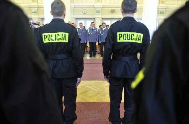 31 nowo przyjętych policjantów (27 mężczyzn i 4 kobiety) podczas uroczystego apelu złożyło ślubowanie i z rąk komendanta wojewódzkiego policji w Rzeszowie odebrało  legitymacje służbowe.