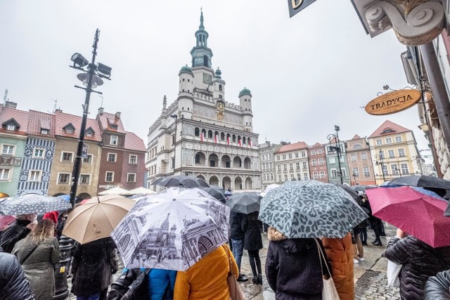 Najbliższy weekend w Poznaniu (22-24 listopada) zapowiada się pochmurnie i deszczowo. Opady według meteorologów będą co prawda przejściowe, ale najlepiej na spacer wziąć ze sobą parasol. Jaka pogoda będzie w piątek (22 listopada), sobotę (23 listopada) oraz niedzielę (24 listopada). Sprawdź --->