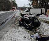 Wypadek w Kadzidle na Trasie Mazurskiej. Kierowca stracił panowanie nad pojazdem, uderzył w drugi samochód. 18.11.2022