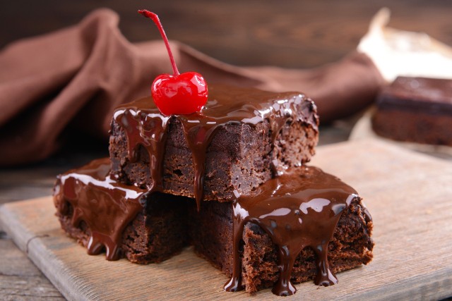 Błyszcząca polewa czekoladowa ozdobi domowe wypieki. Kliknij w obrazek i przesuwaj strzałkami, aby zobaczyć ciasta z polewą czekoladową.
