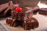 Polewa czekoladowa na domowe wypieki. Przepis na apetyczną polewę z kakao jak z PRL-u. Oblej nią ciasta i ciesz się apetycznym wyglądem