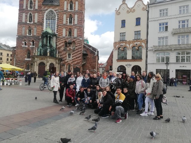 Zintegrowana grupa uczniów z pięciu krajów Europy zwiedza Kraków