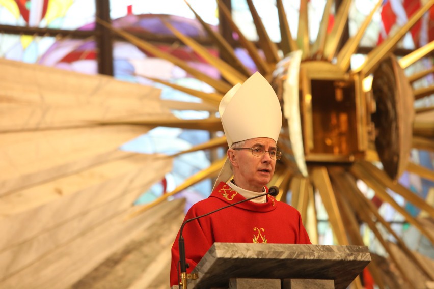 Wielki Piątek. Liturgia Męki Pańskiej w katedrze w Rzeszowie [ZDJĘCIA]