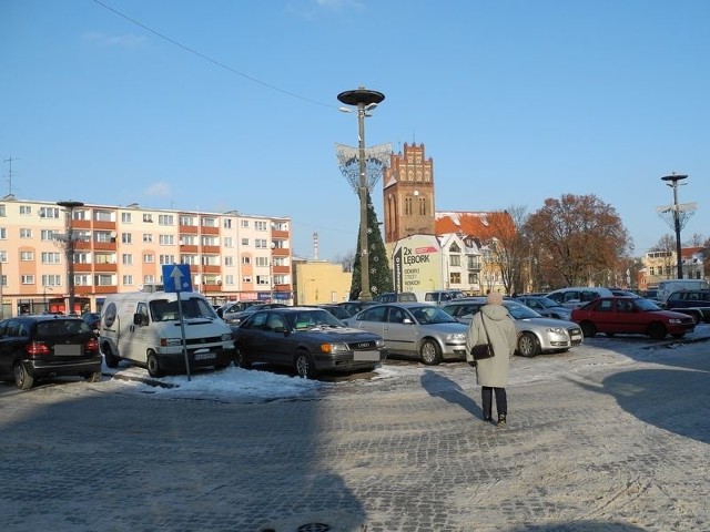 Na miejscu, gdzie zakopano Skrzynię Czasu, teraz parkują samochody. Krytycy takiego rozwiązania uważają, że zmarnowano świetną okazję do promocji miasta. 