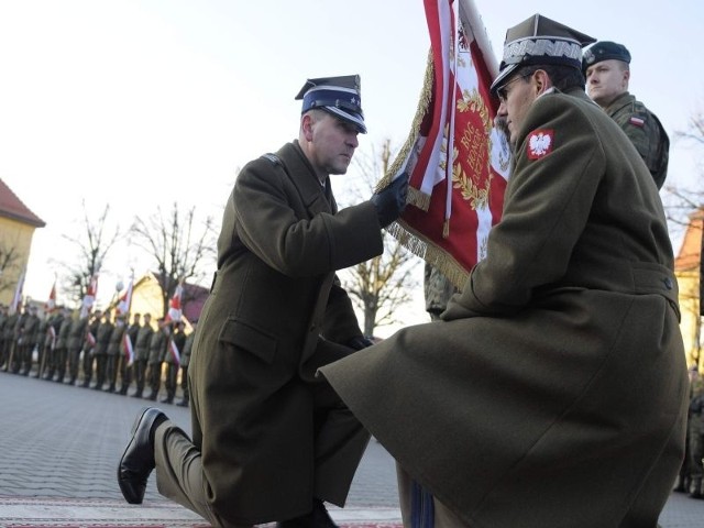 Ceremonia przekazania sztandaru jednostki nowemu dowódcy. Z lewej płk Dariusz Pluta, z prawej - były dowódca - gen.bryg. Dariusz Łukowski