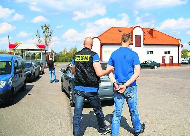 Siedemnastolatka zatrzymano na stacji benzynowej w Przysieku. Miał przy sobie zrabowaną w banku gotówkę i... pistolet startowy, którym sterroryzował pracownice placówki przy Curie-Skłodowskiej