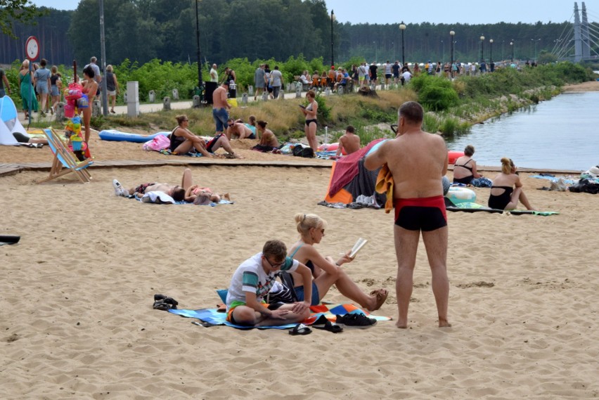 Tłumy nad zalewem w Sielpi. Pochmurne niebo nie odstraszyło plażowiczów! (ZDJĘCIA)