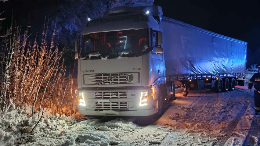 W Chmielnie ciężarówka na śniegu niebezpiecznie zsuwała się...