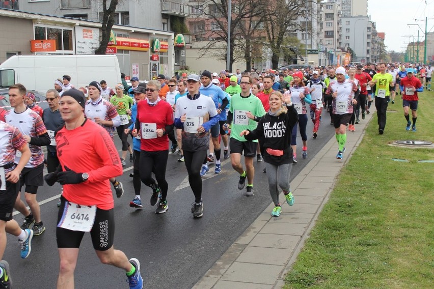 Oto druga część zdjęć biegaczy na trasie poznańskiego...