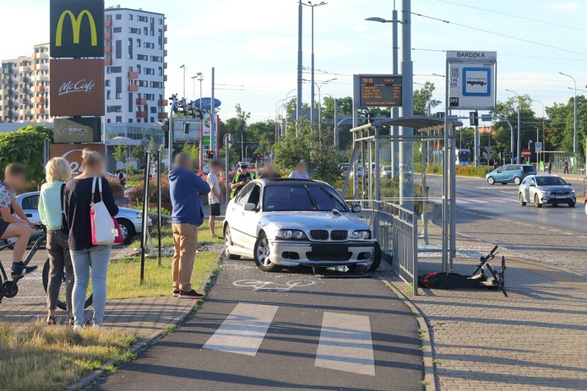 Osobowe BMW staranowało przystanek autobusowy