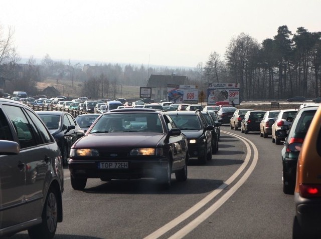 Olbrzymi korek na wyjeździe z Miedzianej góry w stronę Łodzi.