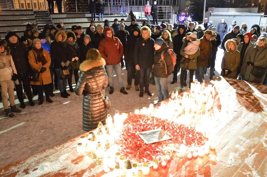 Mieszkańcy Stalowej Woli i Tarnobrzega w milczeniu oddają hołd zmarłemu prezydentowi Gdańska