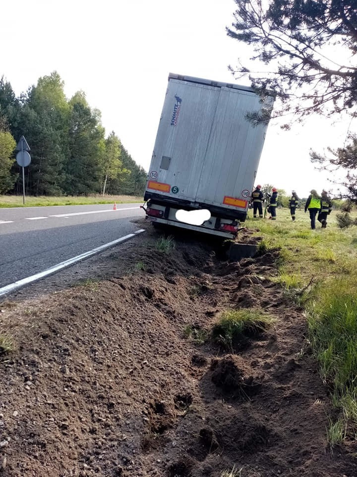 Wypadek na drodze krajowej nr 42. Tir w rowie