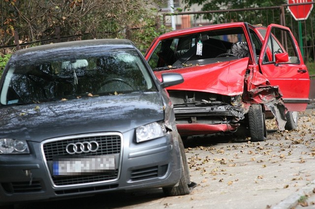 Uszkodzone audi i mocno rozbity volkswagen, którym kierował pijany kierowca, zostały zabezpieczone na policyjnym parkingu.