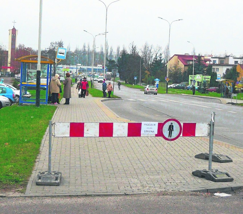 Barierki zabraniają wejścia na przejście dla pieszych i...