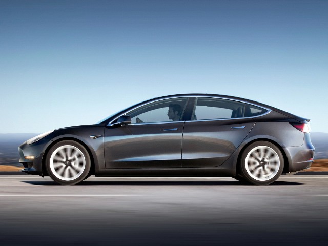 Tesla Model 3 Podstawowy wariant na pełnym ładowaniu ma pokonać dystans około 350 km, natomiast mocniejsza odmiana pozwoli przejechać bez konieczności ładowania około 500 km. W podstawowym wydaniu pojazd osiąga prędkość maksymalną 209 km/h i od 0 do 100 km/h przyspiesza w ciągu 5,6 sekundy.Fot. Tesla