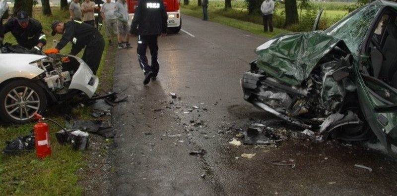 W wyniku zderzenia kierowcy obu aut trafili do szpitala.