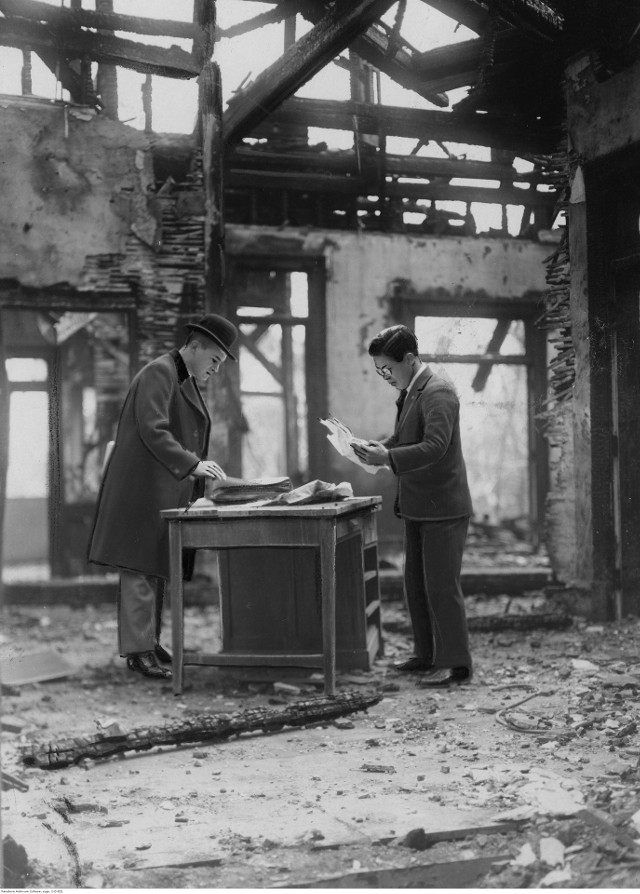 Sekretarz Poselstwa RP w Japonii Jan Fryling (z lewej) na zgliszczach Poselstwa RP w Tokio podczas porządkowania ocalałych dokumentów, 1929. Koncern „Ilustrowany Kuryer Codzienny” Archiwum ilustracji, NAC
