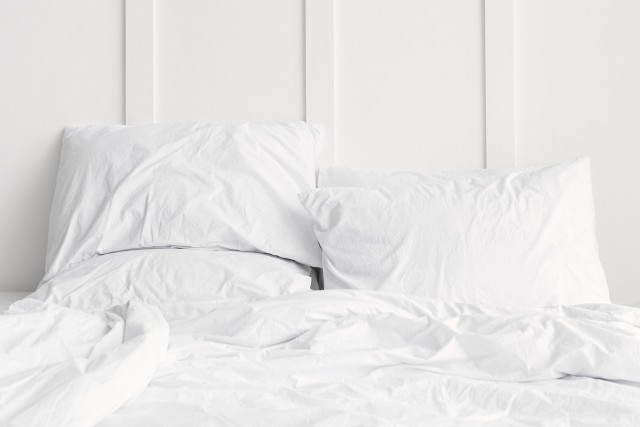 Jak należy spać, żeby być zdrowym? Zdaniem badaczy, aby zapewnić sobie lepszy sen, ważne jest zwrócenie uwagi na jego higienę. Chodzi np. o to, by w sypialni było cicho, ciemno i nie za ciepło