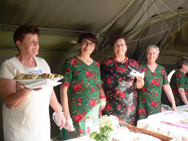 Na Pierogarnię  do Łoniowa zaprosiły panie ze  Stowarzyszenia  Aktywnej Społeczności. Zofia Żyła, prezes Stowarzyszenia  Aktywnej Społeczności - trzecia z lewej.