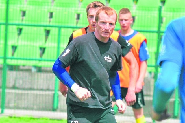 Mariusz Kukiełka (z piłką) cały czas trenuje z Siarką Tarnobrzeg, choć trener Włodzimierz Gąsior nie widzi go w zespole.