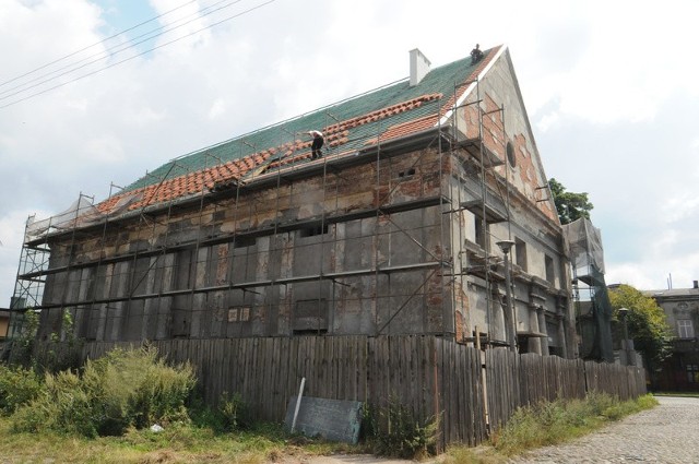 Na wysokości prace wre. Dach synagogi jest już w końcowej fazie renowacji. Ceramiczne dachówki zabezpieczą ją na lata. Teraz czas odnowić ściany.