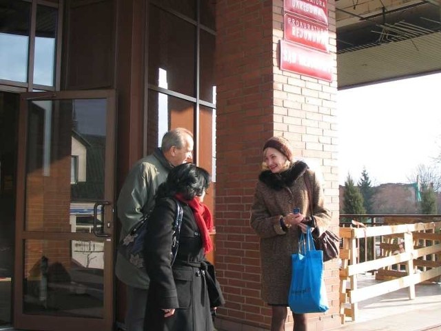 Po wyjściu z budynku sądu, poszkodowana nauczycielka Jolanta Mudzik (z prawej), dziękowała rodzicom za to, że byli przy niej w tych trudnych chwilach.
