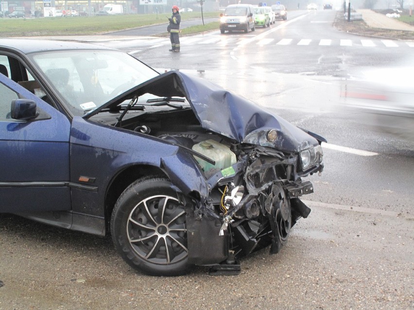 Wypadek na Maratońskiej. Zderzenie ciężarówki z bmw [ZDJĘCIA]